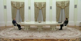 Cine a construit și cât costă celebra masă la care au stat Macron și Putin